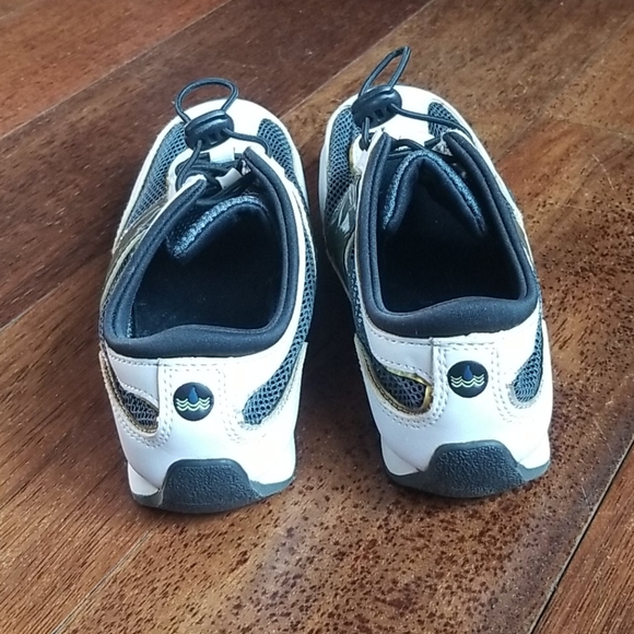 Lands' End | Breathable Sneakers - Picture 4 of 10